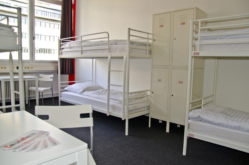Bett im 10-Bett-Schlafsaal